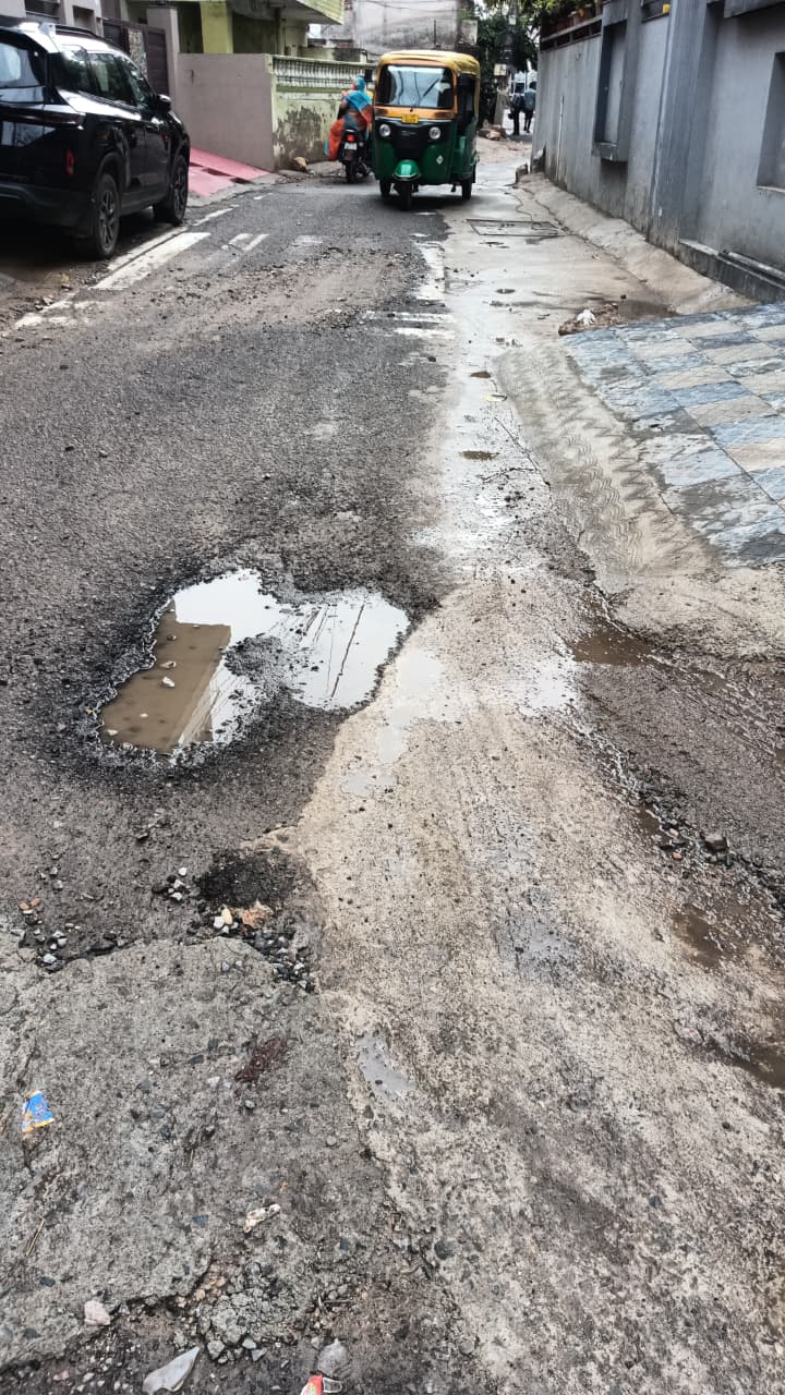 बारिश से सड़कें टूटी