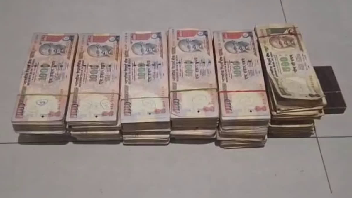 Seven Arrested With Demonetised Notes Valued At Rs 78 Lakh In Gujarat's Vadodara