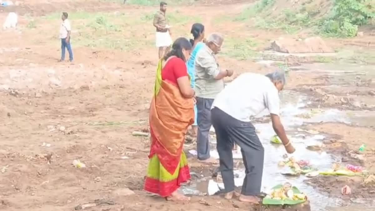 வறண்ட காவிரியில் ஆடிப்பெருக்கு பூஜை செய்யும் மக்கள்