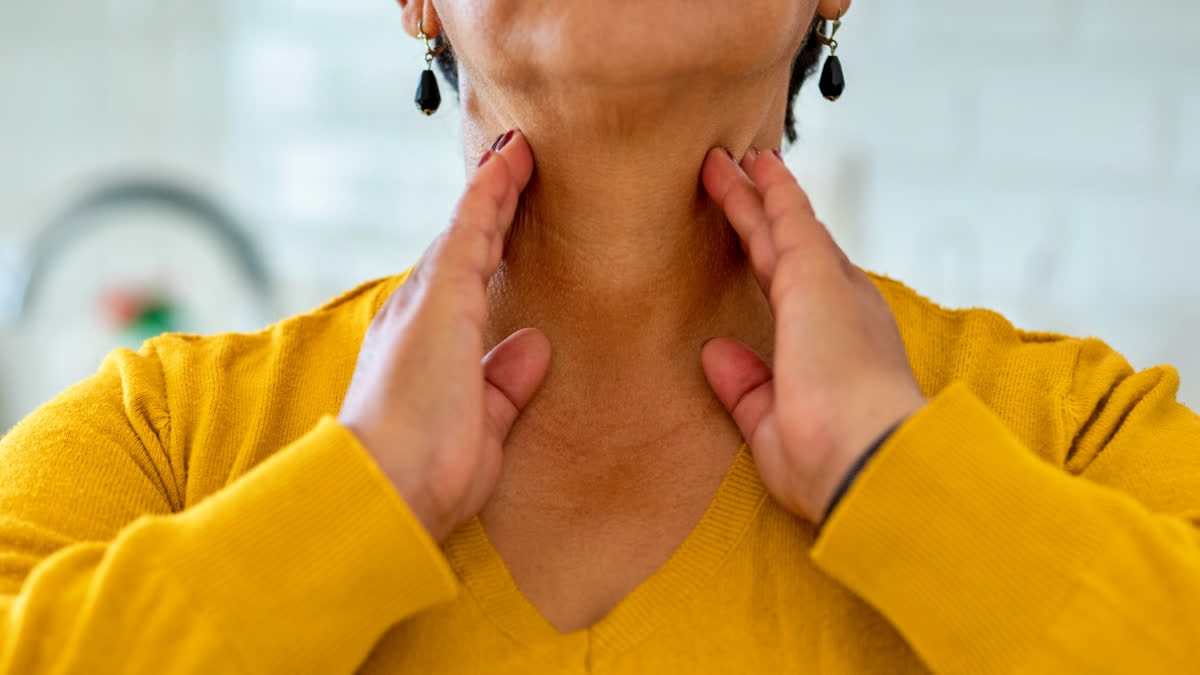 “I Found A Lump On My Neck, But It Doesn't Hurt at All” – Does That Mean It's Nothing Serious? Woman examining her own neck for lumps