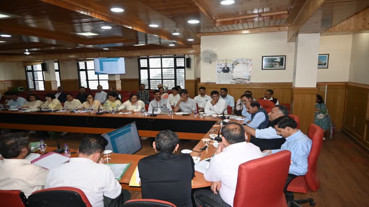 शिक्षा मंत्री रोहित ठाकुर की शिक्षा विभाग के साथ बैठक