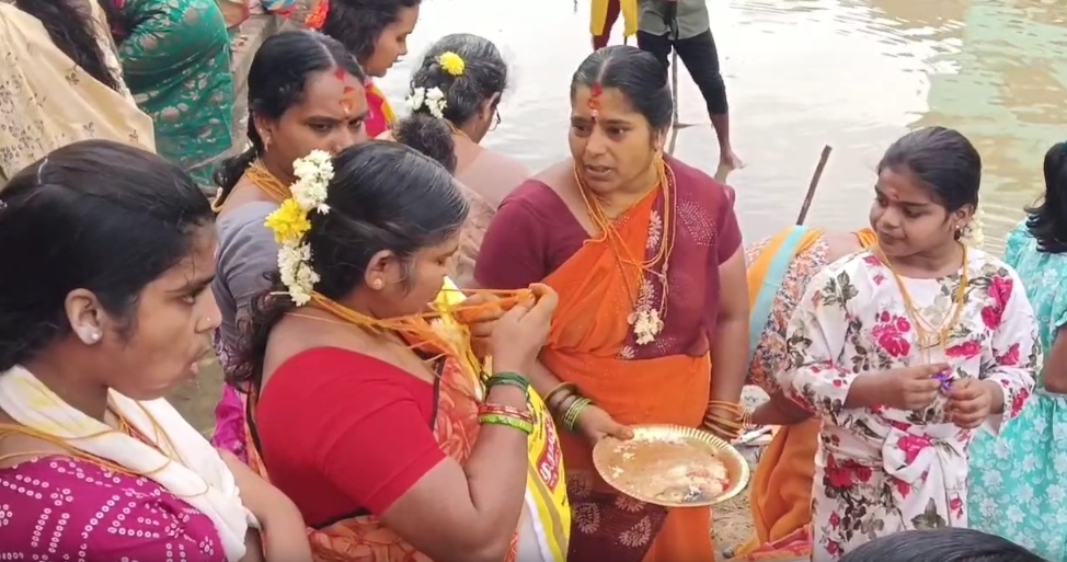 மாங்கல்யம் மாற்றும் பெண்கள்