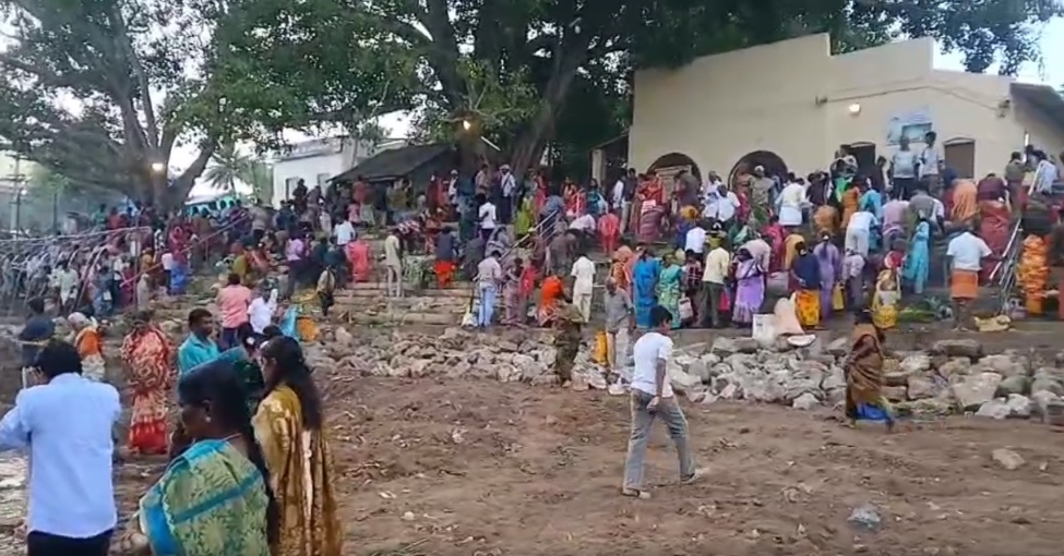 நீர் வரத்து இல்லாவிட்டாலும் காவிரிக்கரையில் பூஜை செய்யும் பக்தர்கள்