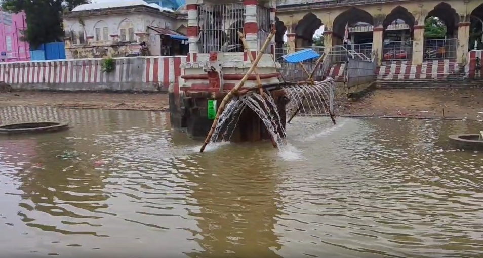 காவிரி துலா கட்டத்தில் நீராட போர்வெல் மூலம் தண்ணீர் ஏற்பாடு
