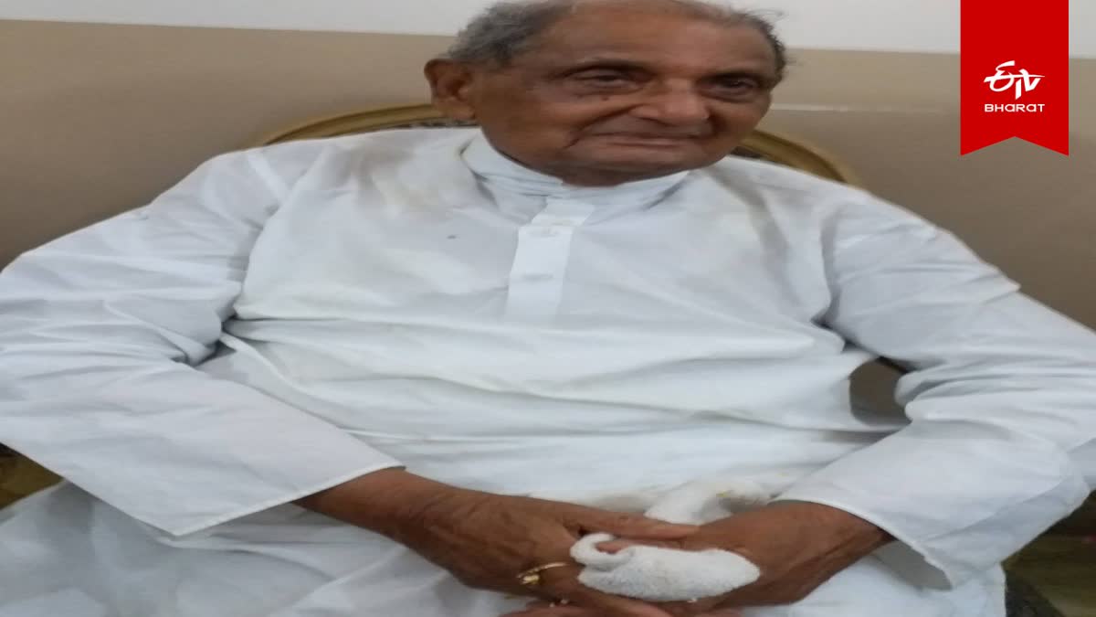 पूर्व सांसद रेवती रमण सिंह के खिलाफ कोर्ट में चार्जशीट दाखिल, जानिए ...