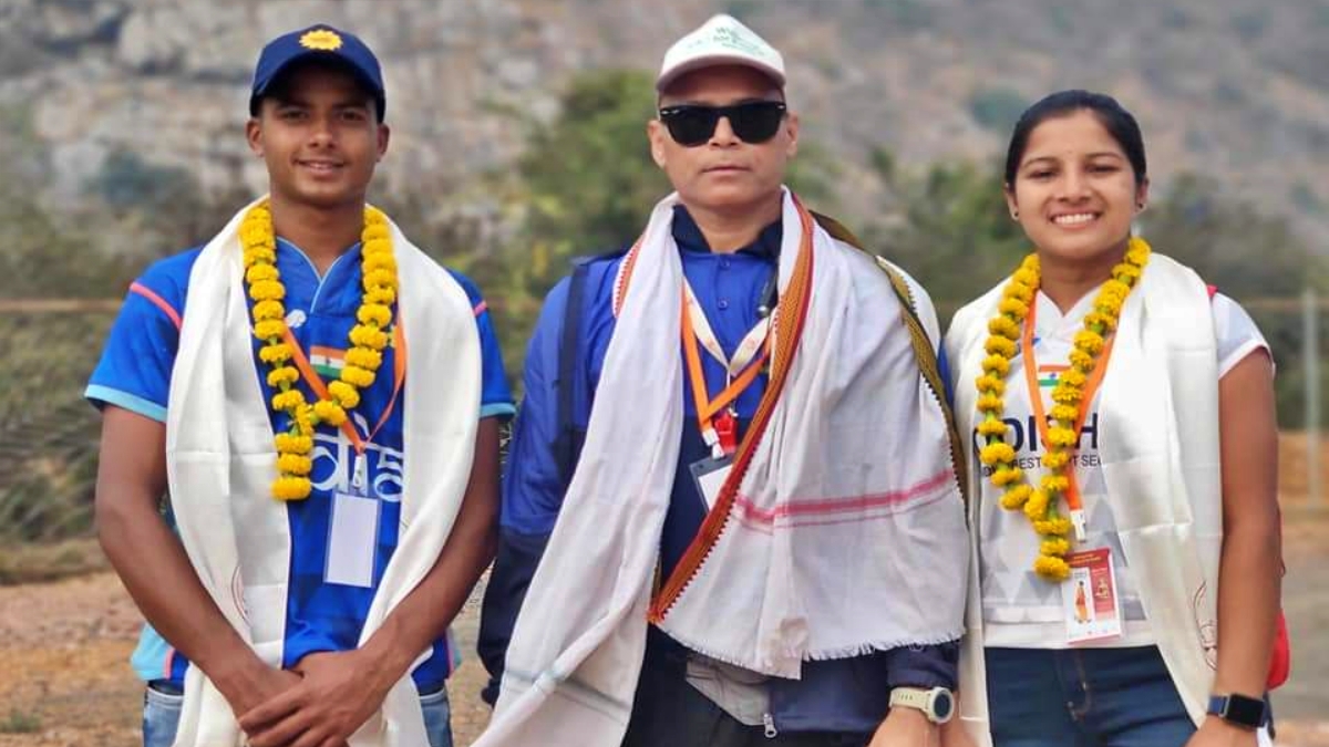 खिलाड़ियों के साथ कोच जय सिंह