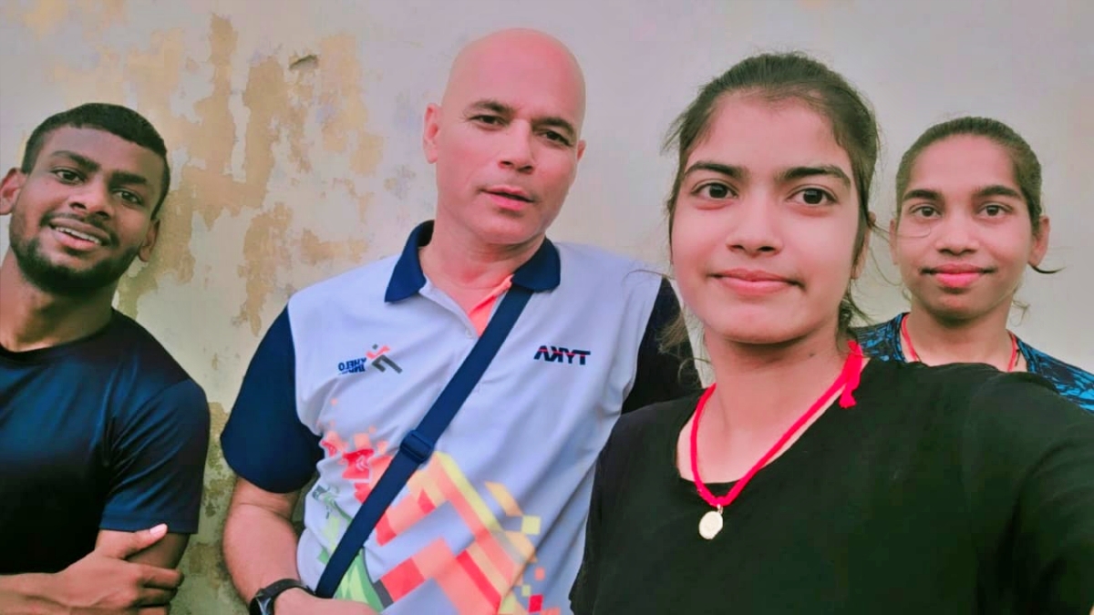 खिलाड़ियों के साथ कोच जय सिंह