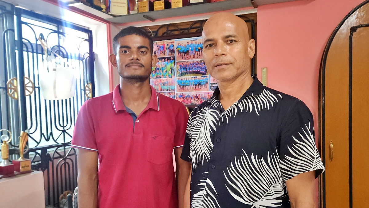 खिलाड़ी रौशन के साथ कोच जय सिंह