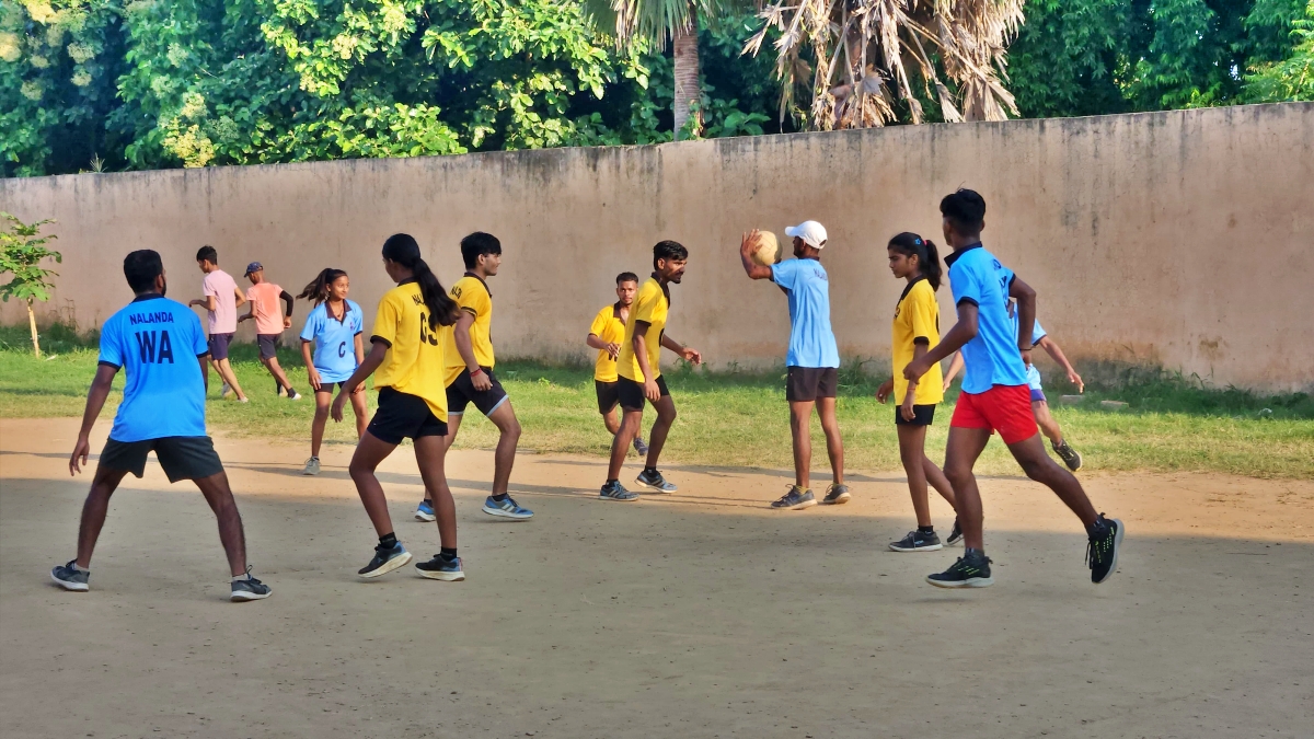 मैदान में अभ्यास करते खिलाड़ी