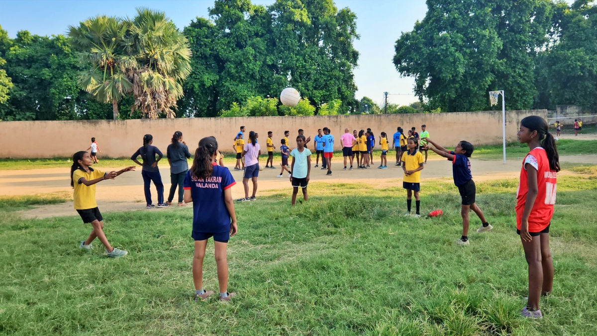 रग्बी खेल का अभ्यास करते खिलाड़ी