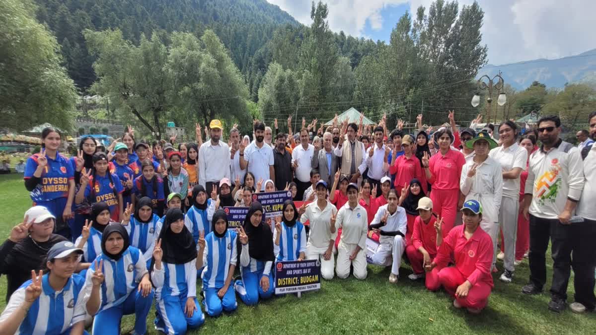 ویری ناگ میں انڈر 17 گرلز انٹر ڈسٹرکٹ کرکٹ ٹورنامنٹ کا آغاز، غلام احمد میر نے افتتاح کیا