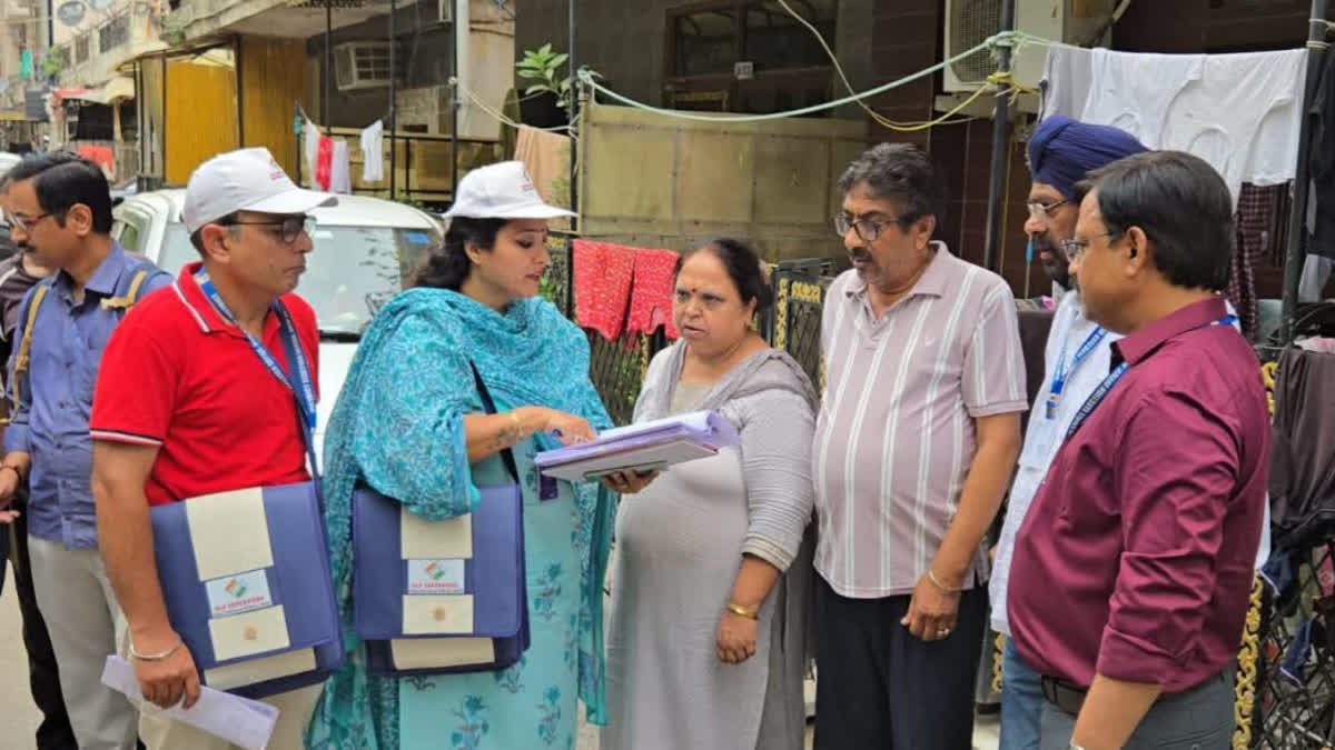विशेष गहन पुनरीक्षण करते कर्मचारी