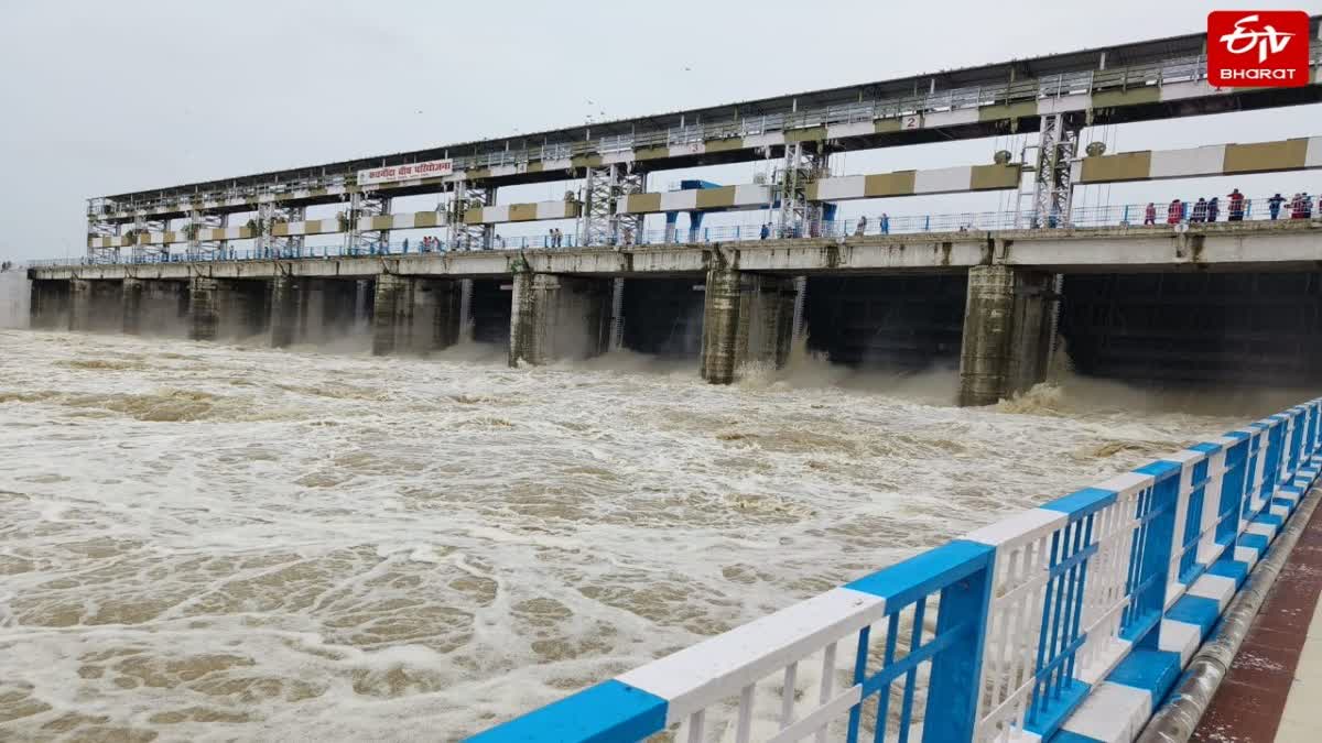ललितपुर में 6 बांधों के गेट खोल गए.