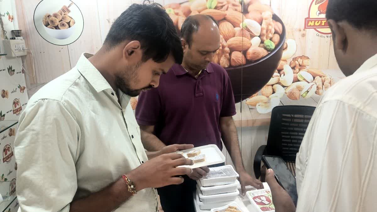 મહાનગરપાલિકાએ ખરાબ કાજુકતરીના જથ્થાનો નાશ કરી દુકાનદારને 5 હજારનો દંડ ફટકાર્યો