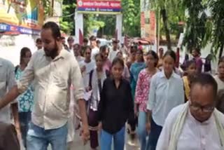 DM कार्यालय पहुंचे छात्र-छात्राएं