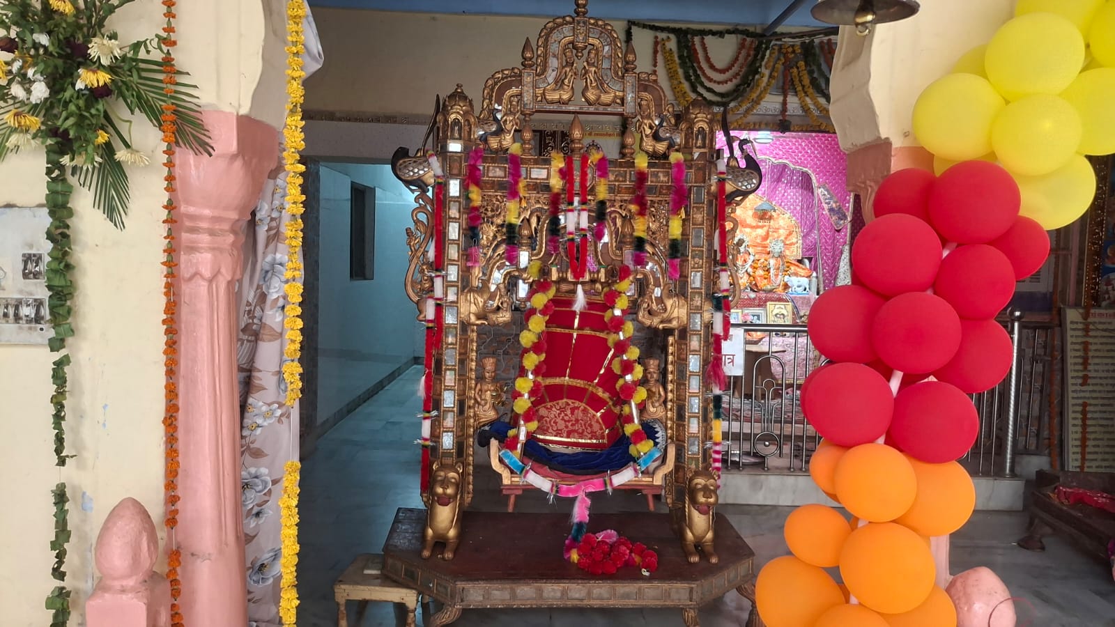 बाल गोपाल के लिए बनाया गया झूला