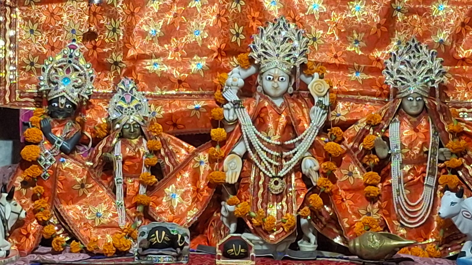 श्री लक्ष्मी नारायण और राधा कृष्ण की प्रतिमाएं