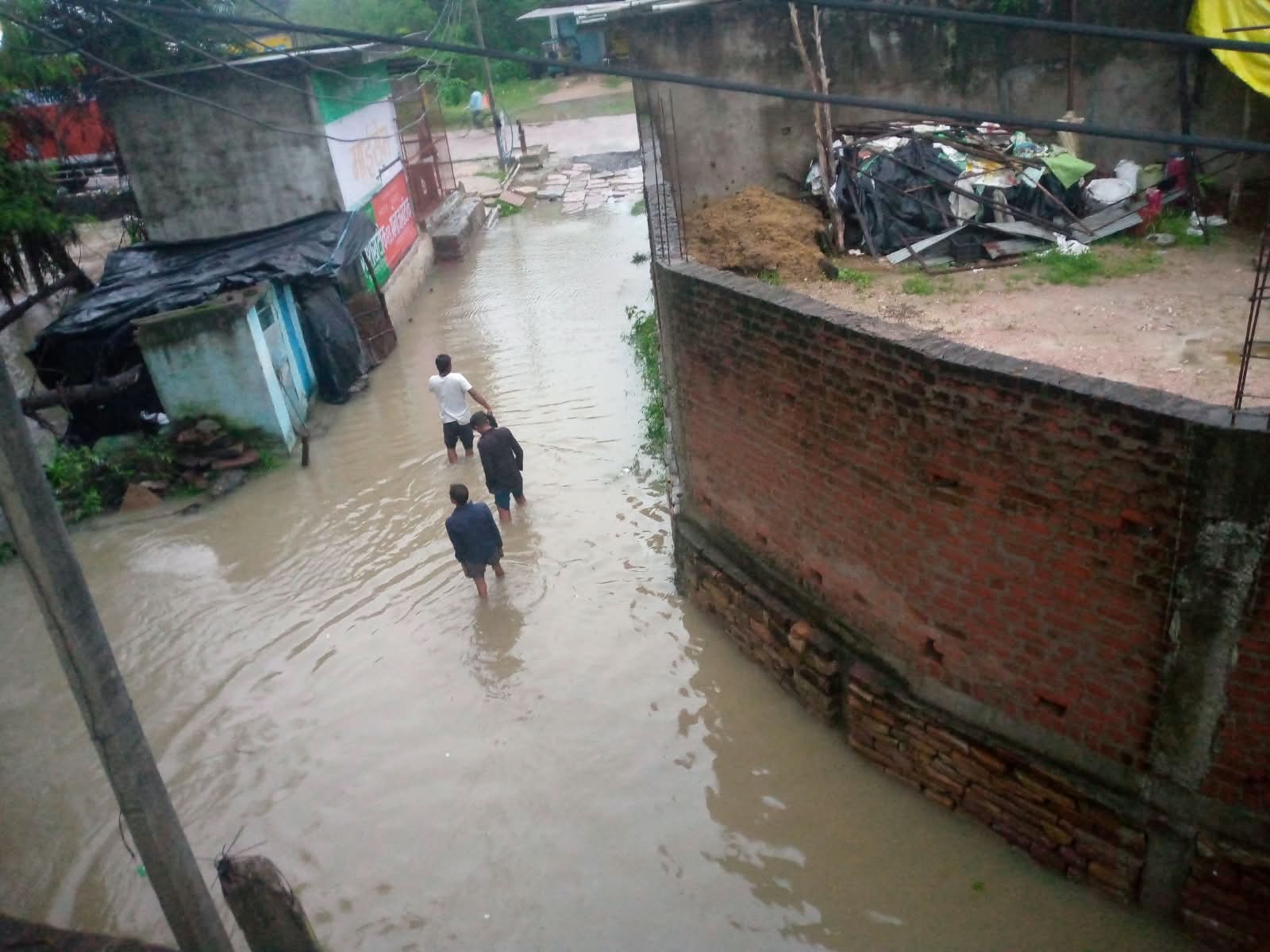 बारिश से जन-जीवन बेहाल.