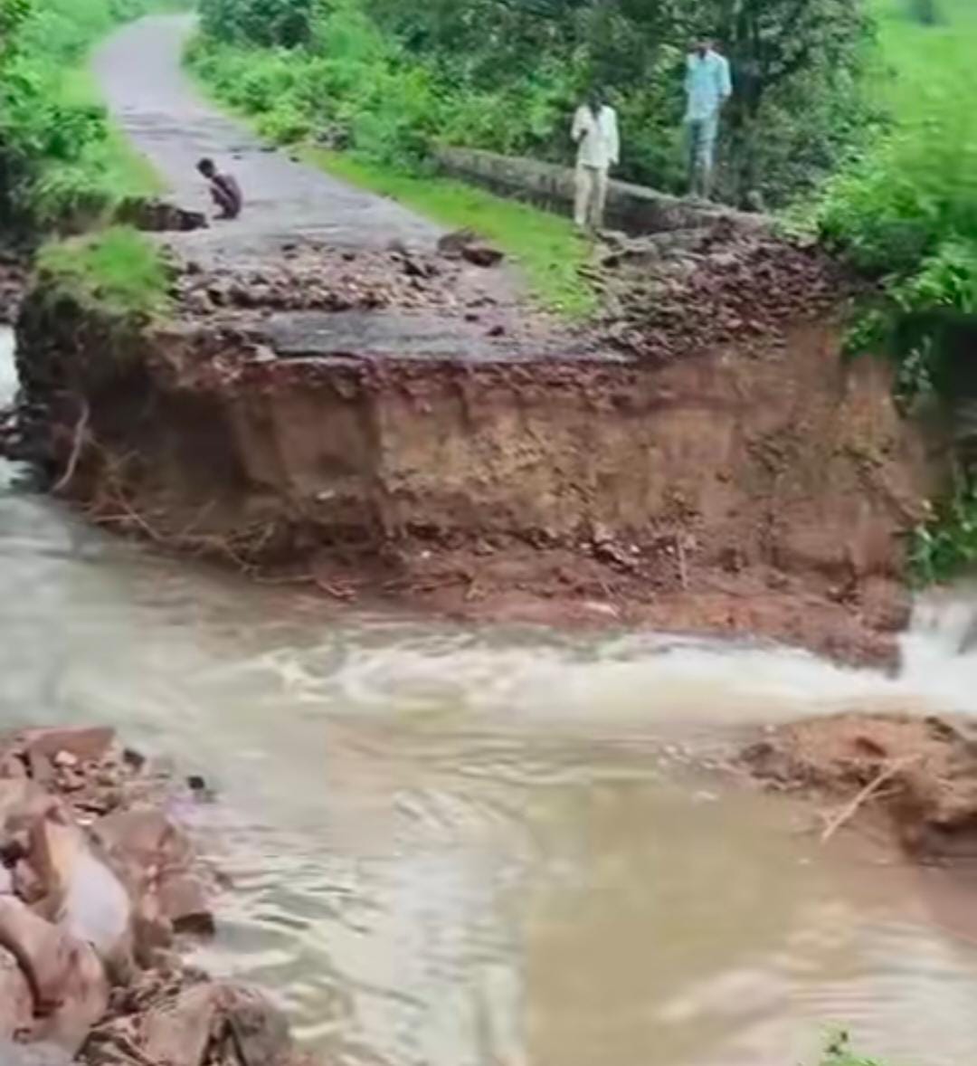 बारिश से जन-जीवन बेहाल.