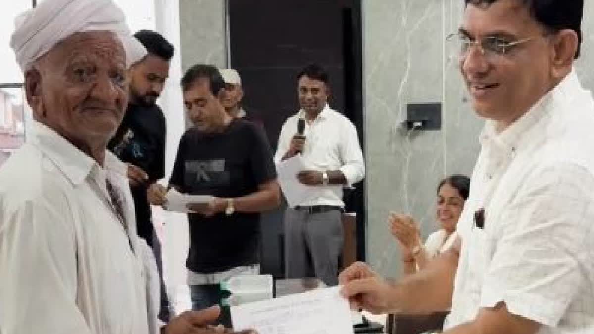 Surat Businessman Frees 290 Farmers From Debt To Mark Mother’s Death Anniversary