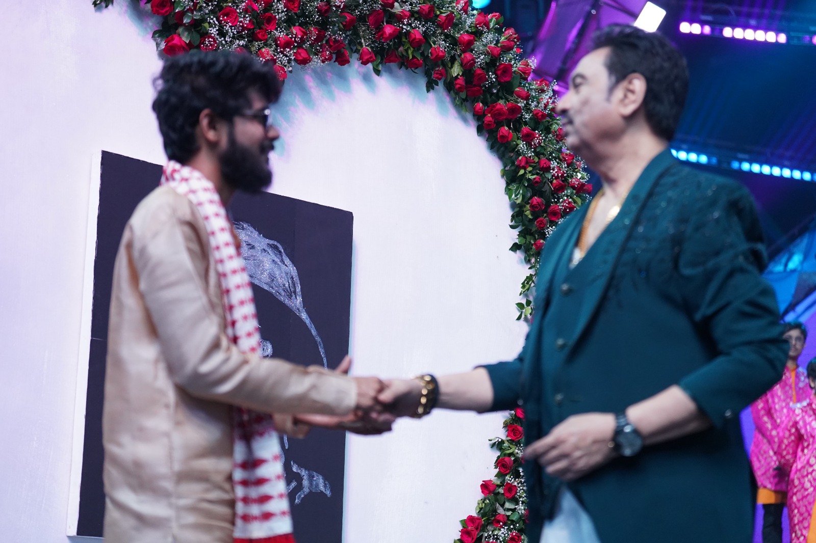 Dipu Bora paints a portrait of zubeen Garg in  Zee Bangla reality show a tribute to late singer