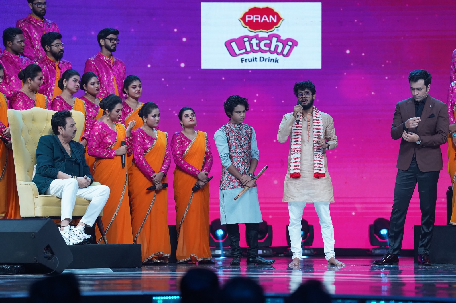 Dipu Bora paints a portrait of zubeen Garg in  Zee Bangla reality show a tribute to late singer