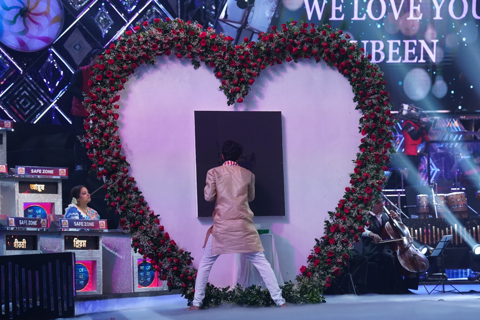 Dipu Bora paints a portrait of zubeen Garg in  Zee Bangla reality show a tribute to late singer