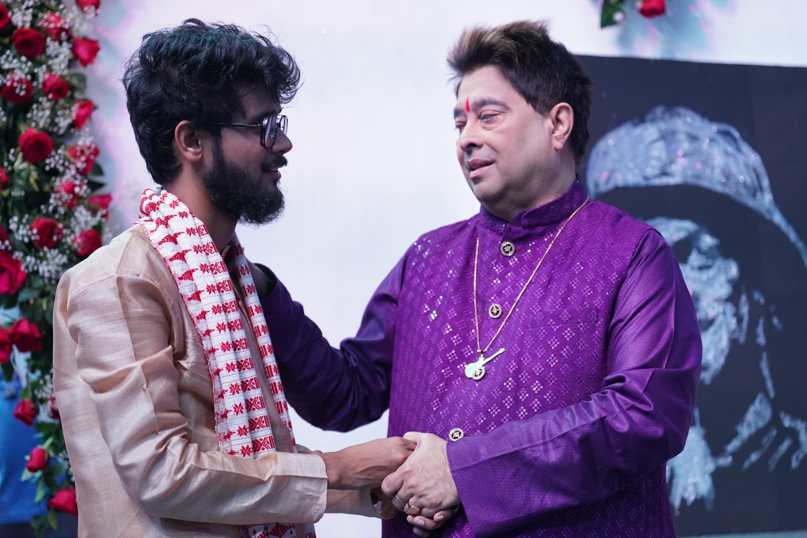 Dipu Bora paints a portrait of zubeen Garg in  Zee Bangla reality show a tribute to late singer