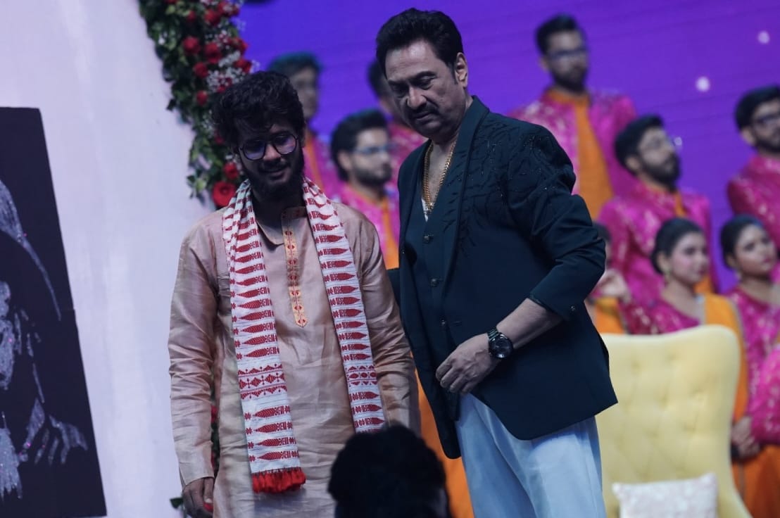 Dipu Bora paints a portrait of zubeen Garg in  Zee Bangla reality show a tribute to late singer