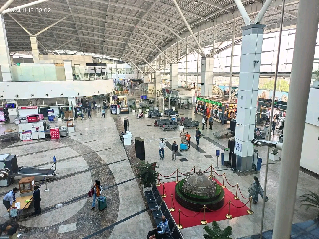 delhi bengaluru bound flight grounds at raja bhoj airport