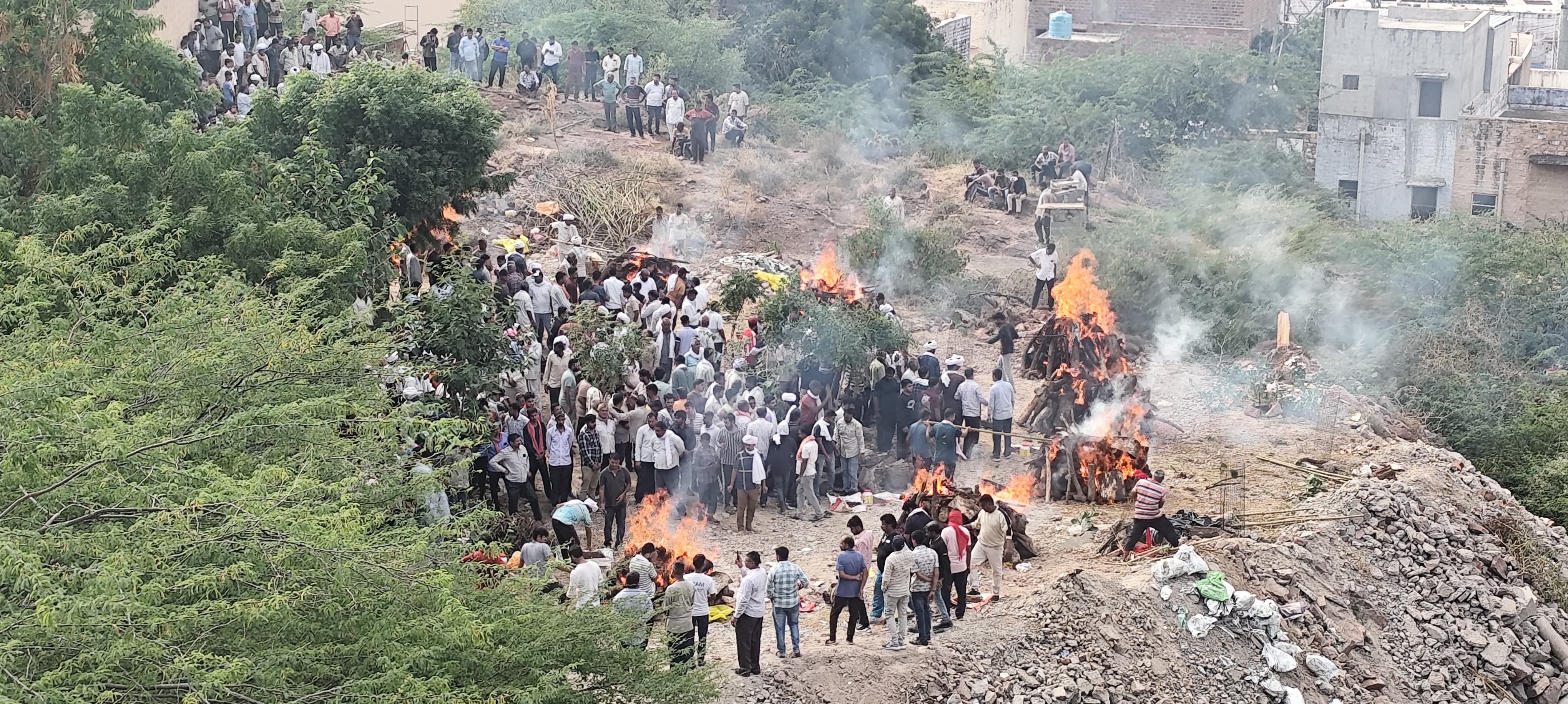 चीख-पुकार के बीच एक साथ जली 12 चिताएं, पूरे समाज में शोक की लहर