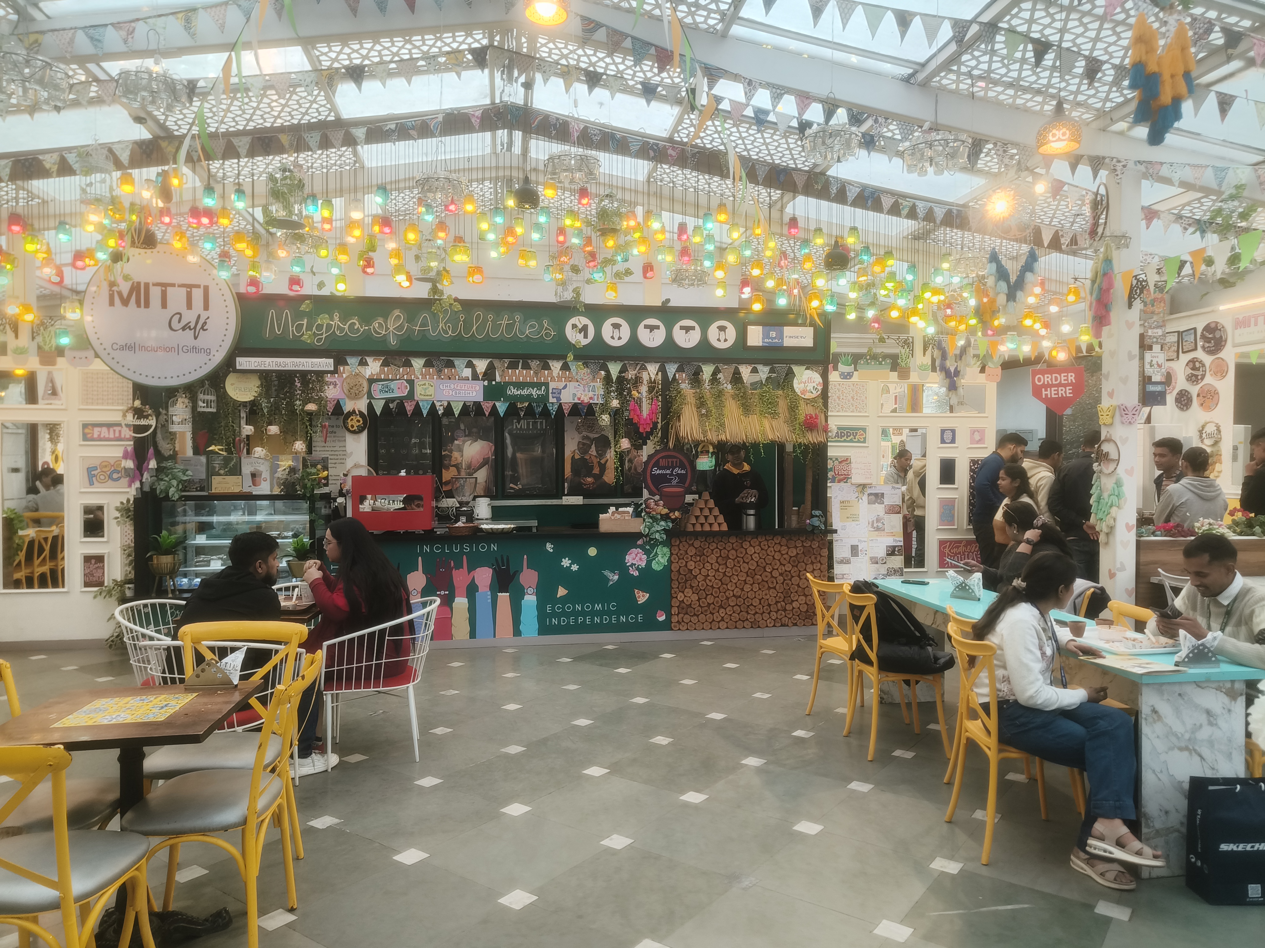 मिट्टी कैफे जहां सिर्फ दिव्यांगों को ही मिलती है नौकरी