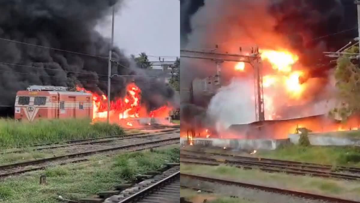BIKES CAUGHT FIRE IN THRISSUR  RAILWAY PARKING CAUGHT FIRE  THRISSUR RAILWAY STATION FIRE  തൃശൂരില്‍ വൻ തീപിടിത്തം