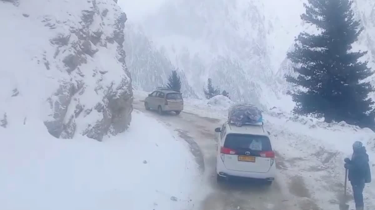 چھ روز بعد مسافر گاڑیوں کو سری نگر لیہہ قومی شاہراہ کی جانب چلنے کی اجازت