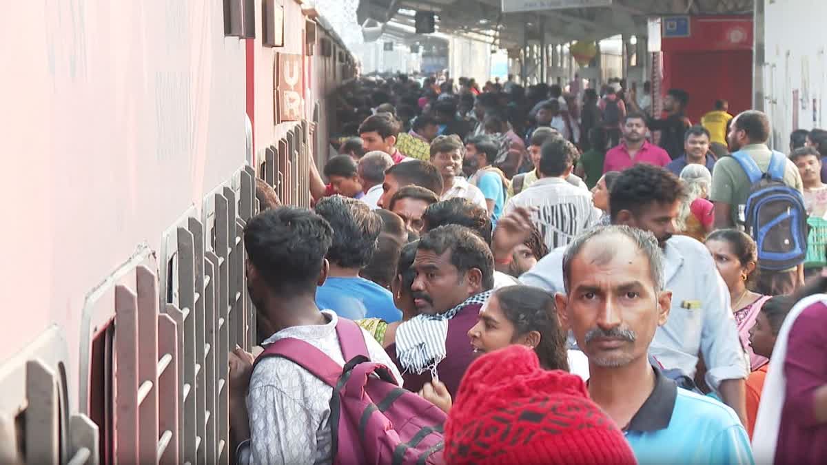 நெல்லை ரயில் நிலையத்தில் அலைமோதிய மக்கள் கூட்டம்