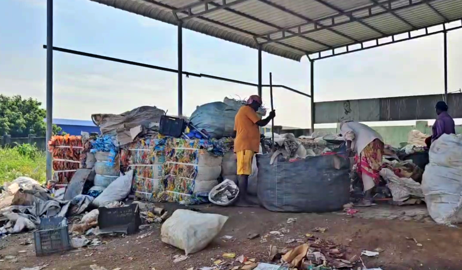 குப்பைகளை பிரித்தெடுக்கும் ஊழியர்கள்