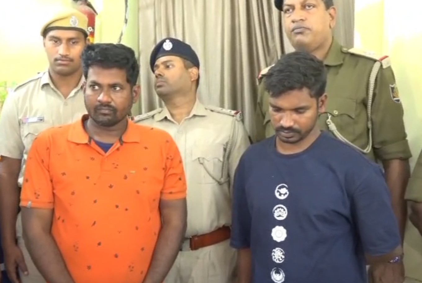 ଗିରଫ୍ ଦୁଇ ଚୋର ହେଲେ ପାରଳାଖେମୁଣ୍ଡି କଣ୍ଡରା ସାହିର ଦୁର୍ଗା ପ୍ରସାଦ ବେଣିଆ ଓ ଦେବ ମଣ୍ଡଳ ।