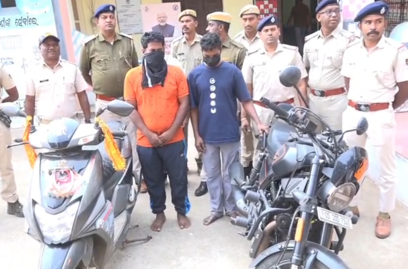 ୧୦ ତୁଳା ସୁନା ଓ ୯ କିଲୋ ରୂପା ସମେତ ଏକ ହାର୍ଲେ ଡେଭିଡସନ ବାଇକ ଓ ଏକ ସ୍କୁଟି ଜବତ