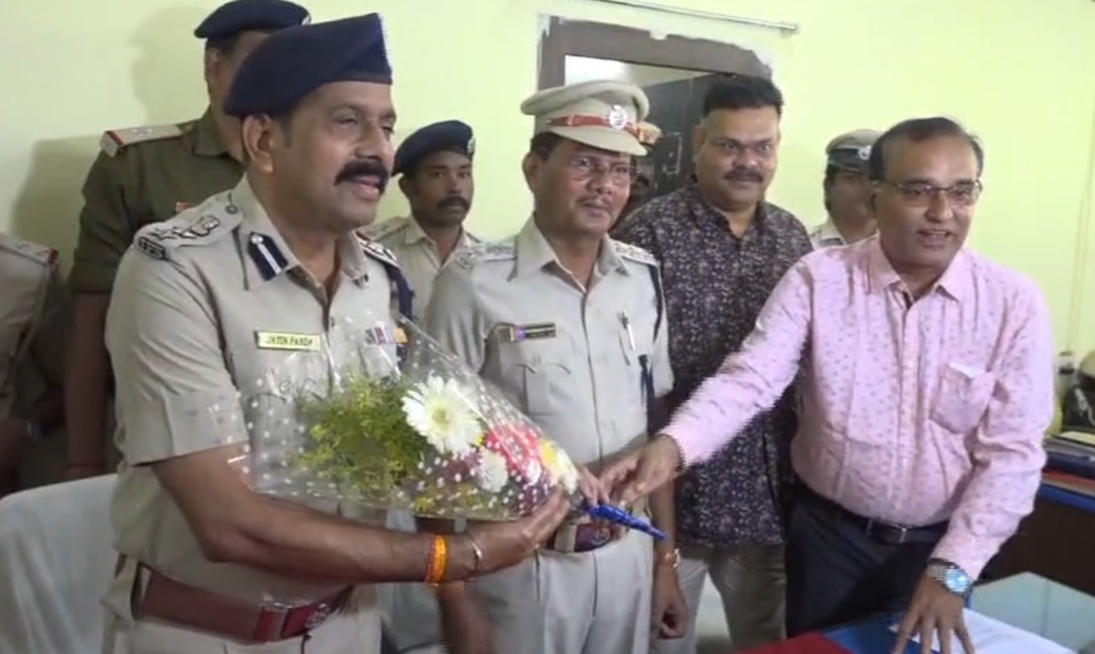 ଚୋରକୁ ଠାବ କରିବା ସହ ଚୋରି ସାମଗ୍ରୀ ଉଦ୍ଧାର କରିଥିବାରୁ ଖୁସି ପ୍ରକାଶ କଲେ ଦ୍ବିଜେନ୍ଦ୍ରନାଥ ପାଢ଼ୀ