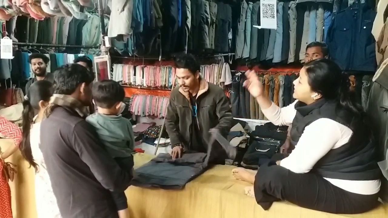 આ વર્ષે નહિંવત ઠંડી પડતા ગરમ કપડા ખરીદવાનું ટાળી રહ્યાં છે લોકો