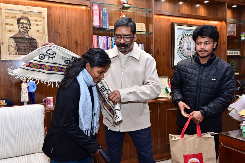 international footballer Anushka Kumari met with CM Hemant Soren in Ranchi