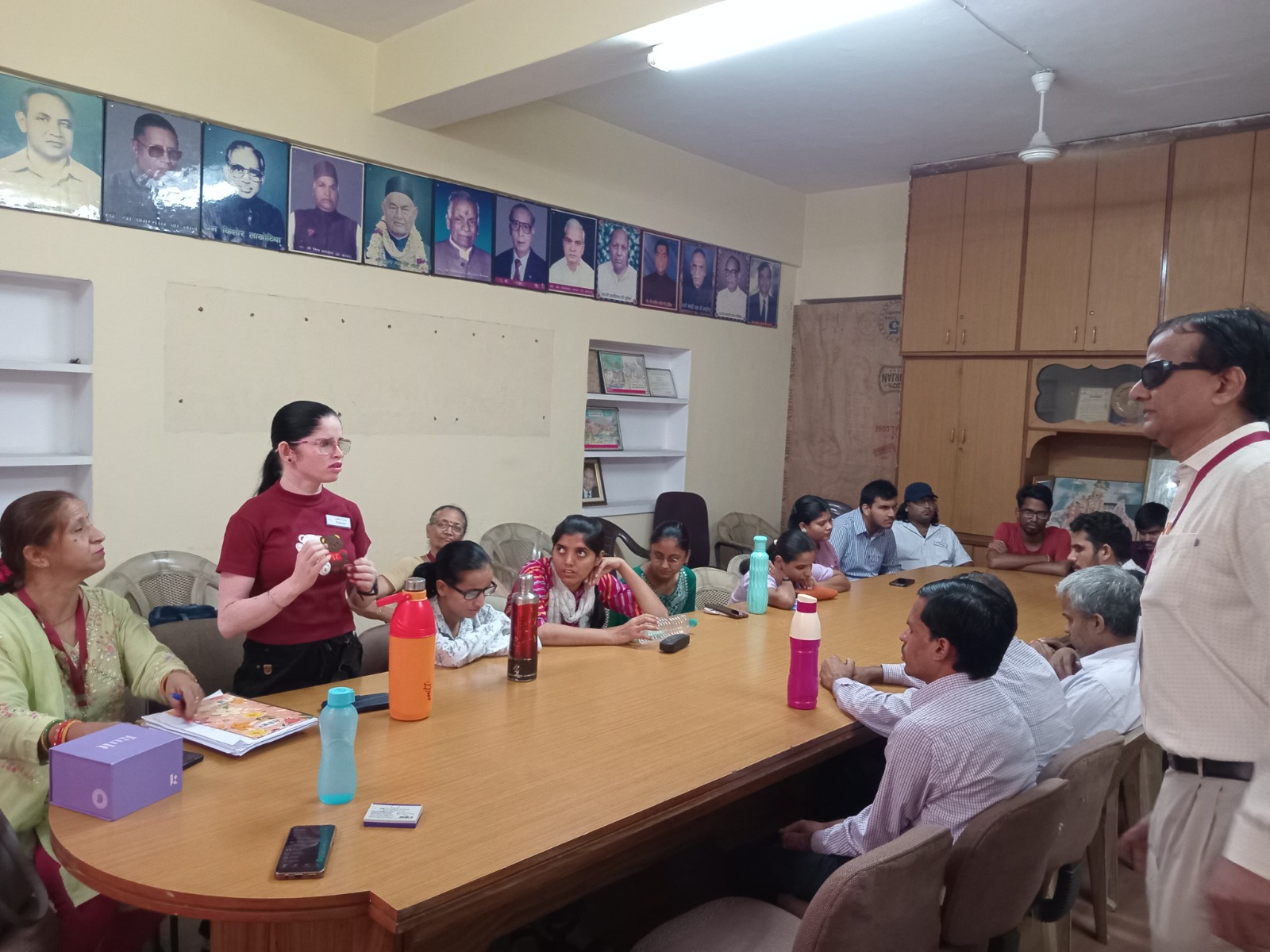 दृष्टिबाधितों के लिए चलाते हैं संस्था