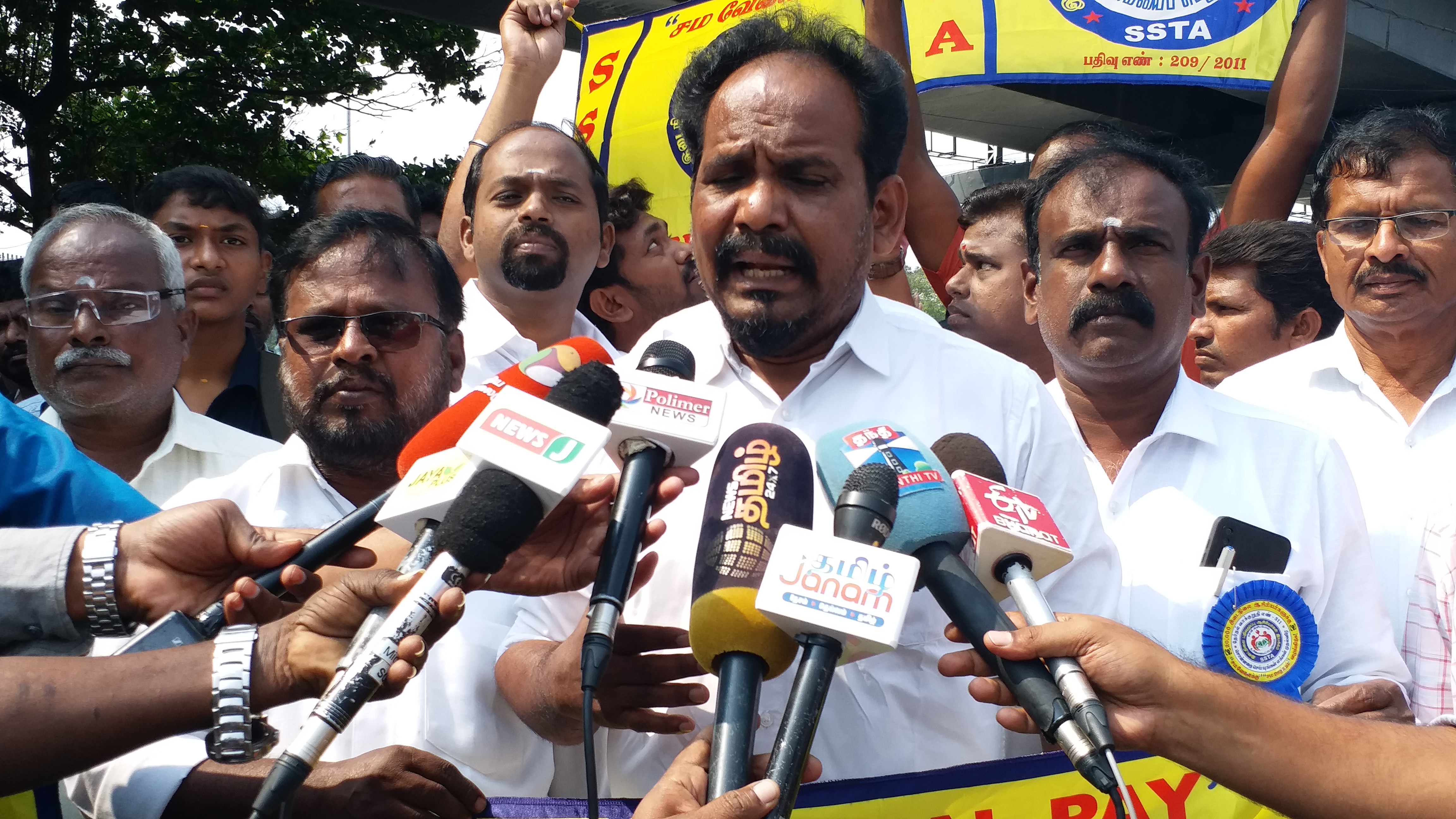 சங்கத்தின் பொதுச் செயலாளர் ராபர்ட்