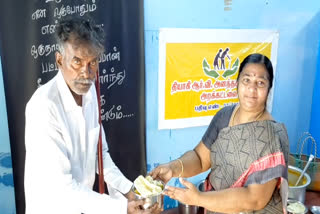 ஏழைகளுக்கு உணவளிக்கும் சுதந்திர போராட்ட தியாகியின் குடும்பத்தினர்