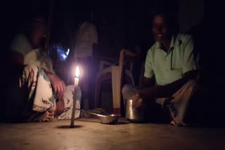 மின்சாரம் இல்லாமல் அவதிப்படும் தீர்த்தக்காடு பகுதி மக்கள்