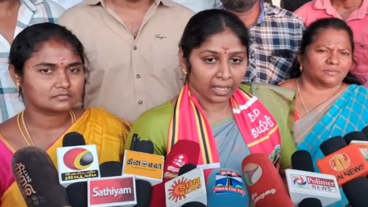 செய்தியாளர்களிடம் பேசும் நாம் தமிழர் கட்சியின் மேட்டூர் சட்டப்பேரவைத் தொகுதி வேட்பாளர் வித்யா வீரப்பன்