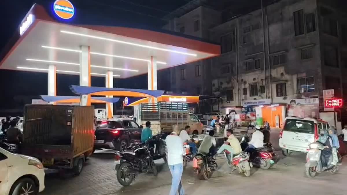 heavy rush at Petrol Pumps in Chhatrapati Sambhajinagar