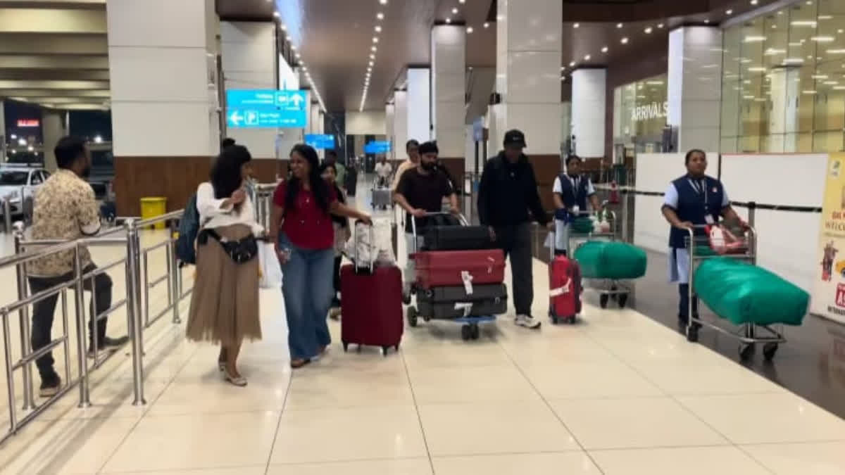 അക്ബർ ട്രാവൽസ് ചാർട്ടേഡ് വിമാനം യുഎഇ പ്രവാസികൾ കൊച്ചിയിൽ നടി സ്വാസിക കൊച്ചിയിലെത്തി ഗൾഫ് യുദ്ധ പ്രതിസന്ധി