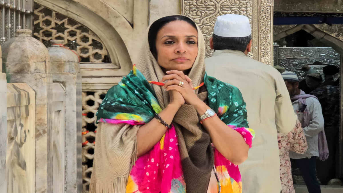 bollywood actress suchitra pillai paid a visit to the khwaja garib nawaz dargah in ajmer Urdu News