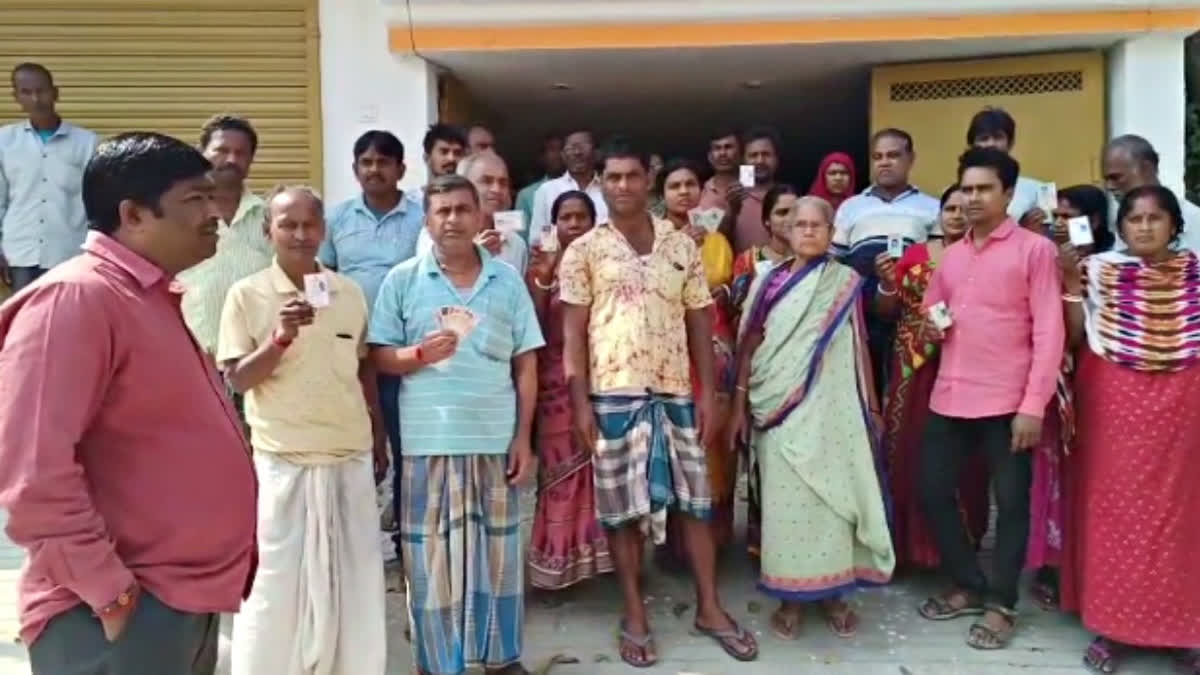 Anxious citizens line up to fill Form 6 in Old Malda